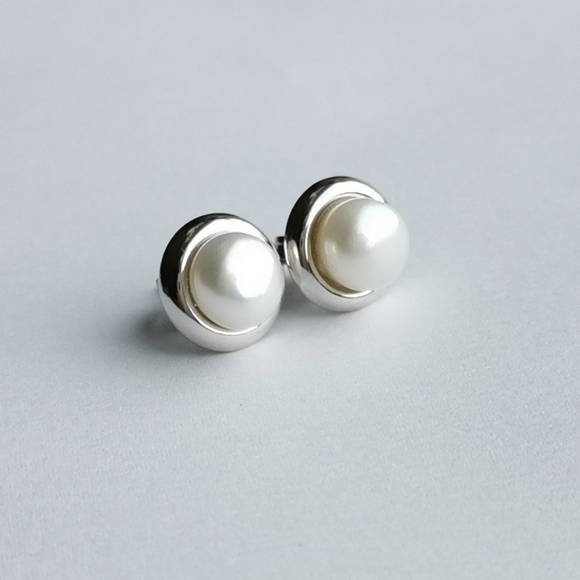 White cultured pearl stud earrings in Sterling Silver 8mm - Picture 9 of 11